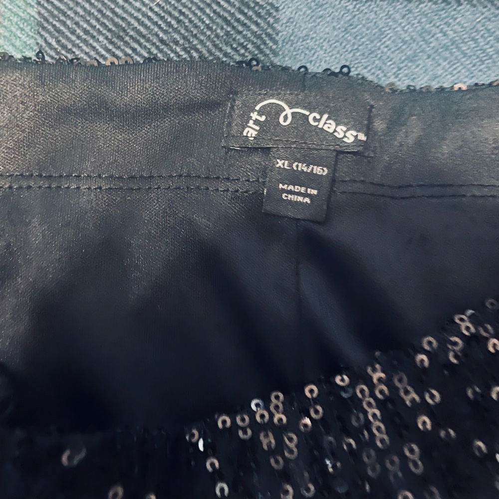 Cute tween sequin skirt. Black.